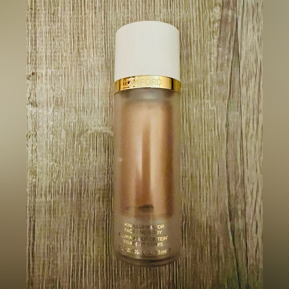 Tom Ford Face and Body Skin Illuminator - Rose Glow 02 - Picture 2 of 8